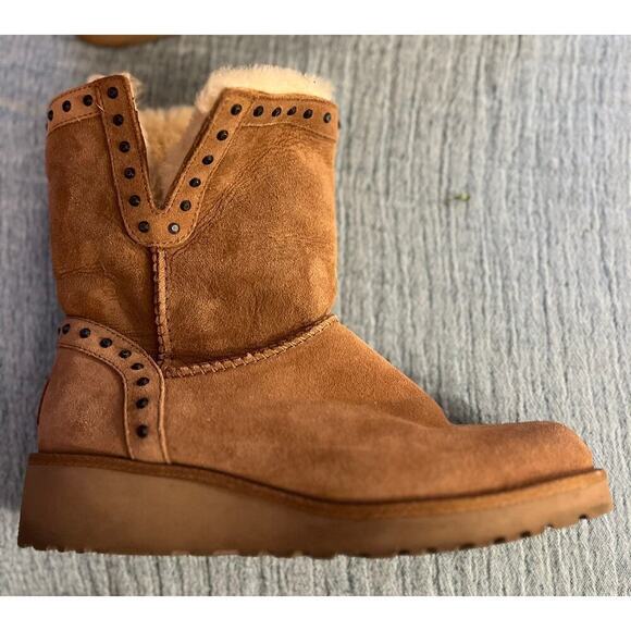 UGG Sheepskin Studded Boots sz 6 - Picture 2 of 4